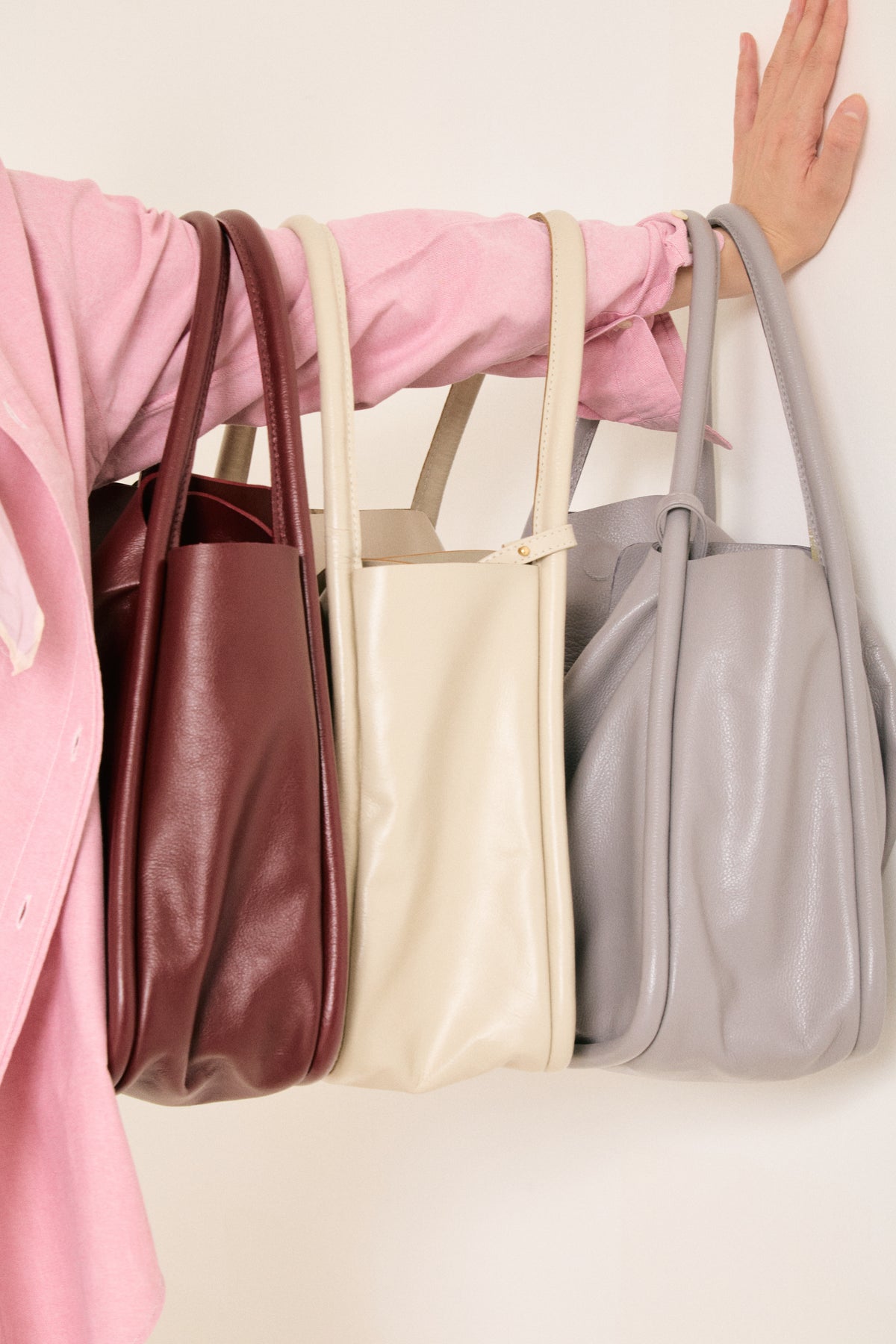 Bolsas Lyrata G de couro nas cores bordô, off-white e cinza